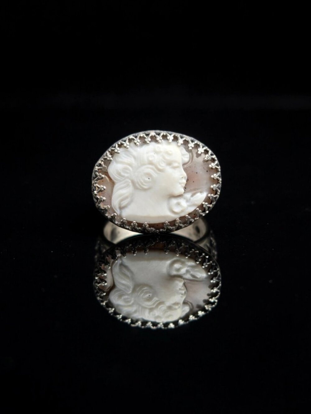 Sterling Silver Shell Cameo Ring - Size 10